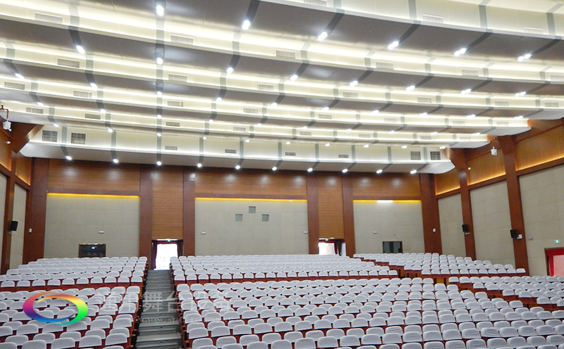 通用舞臺吊桿高標準承接廣州市培英中學報告廳項目，大屏幕顯示系統(tǒng)、音頻擴聲系統(tǒng)、燈光系統(tǒng)、舞臺吊桿及機械等多系統(tǒng)相互協(xié)作
