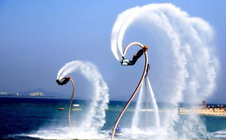 通用舞臺(tái)承建藍(lán)騎士水運(yùn)動(dòng)中心演藝舞臺(tái)機(jī)械、燈光及舞臺(tái)幕布建設(shè)