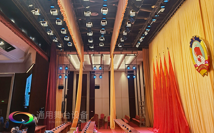 堅(jiān)持一絲不茍，嚴(yán)控質(zhì)量！定制禮堂阻燃幕布、十面會旗會議幕等！只為呈現(xiàn)更好的舞臺幕布效果！