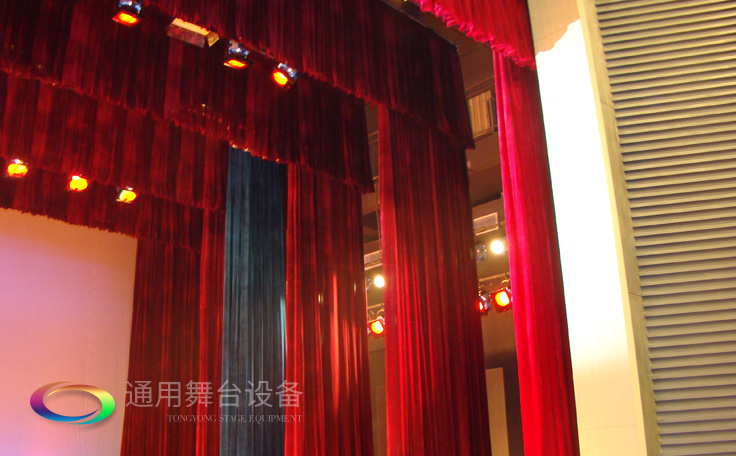 通用舞臺(tái)專業(yè)性、全方位優(yōu)勢(shì)！業(yè)務(wù)涉及舞臺(tái)機(jī)械、阻燃幕布、專業(yè)燈光系統(tǒng)、專業(yè)音響系統(tǒng)