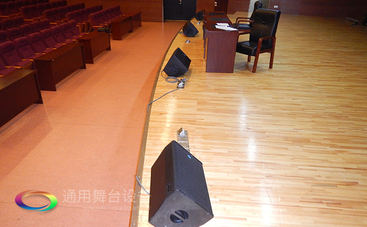 通用舞臺(tái)專業(yè)性、全方位優(yōu)勢(shì)！業(yè)務(wù)涉及舞臺(tái)機(jī)械、阻燃幕布、專業(yè)燈光系統(tǒng)、專業(yè)音響系統(tǒng)