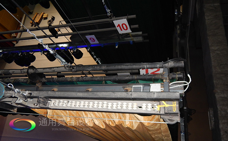通用舞臺(tái)專業(yè)性、全方位優(yōu)勢(shì)！業(yè)務(wù)涉及舞臺(tái)機(jī)械、阻燃幕布、專業(yè)燈光系統(tǒng)、專業(yè)音響系統(tǒng)