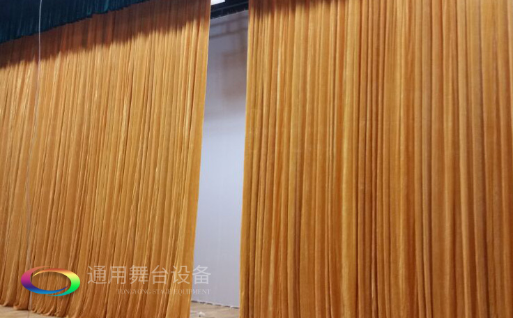 通用舞臺(tái)專業(yè)性、全方位優(yōu)勢(shì)！業(yè)務(wù)涉及舞臺(tái)機(jī)械、阻燃幕布、專業(yè)燈光系統(tǒng)、專業(yè)音響系統(tǒng)