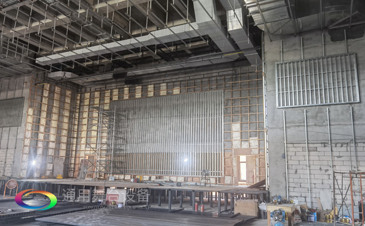 通用舞臺廣西桂醫(yī)報告廳阻燃幕布項目竣工并投入使用，為學(xué)校教學(xué)科研、人才培養(yǎng)提供更好的服務(wù)!