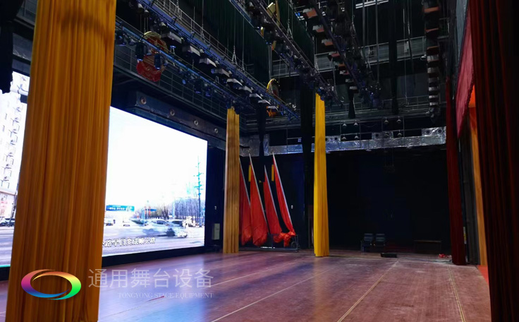 通用舞臺廣西桂醫(yī)報告廳阻燃幕布項目竣工并投入使用，為學(xué)校教學(xué)科研、人才培養(yǎng)提供更好的服務(wù)!