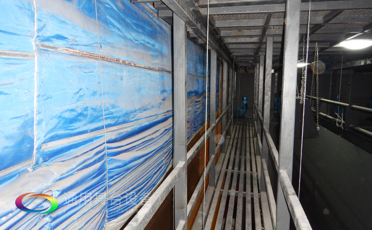 設(shè)置在舞臺(tái)上空，以金屬排架懸掛燈具的設(shè)備——燈光吊架Side lighting ladder通用舞臺(tái)阻燃幕布