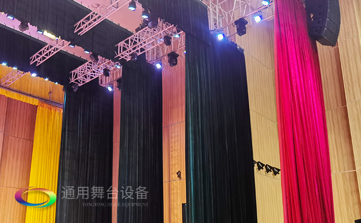 遷換場(chǎng)景、揭示活動(dòng)主體、渲染演出氣氛、提升演出效果——舞臺(tái)阻燃幕布