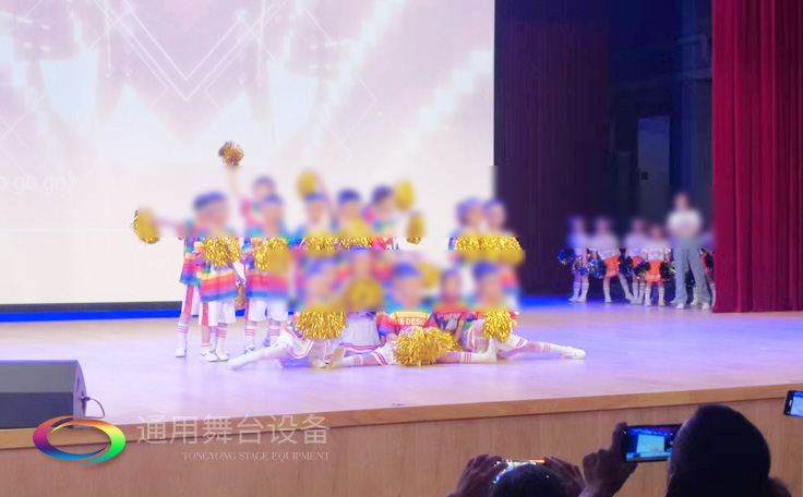 通用舞臺客戶案例展示——某劇場實(shí)景演出效果！項(xiàng)目包括舞臺燈光、舞臺吊桿、阻燃幕布、舞臺音響系統(tǒng)等等...