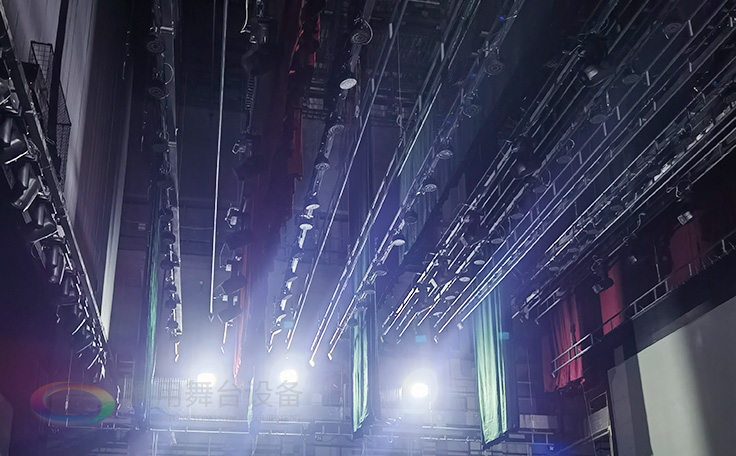 江蘇省南京曉莊學(xué)院報告廳項目順利通過竣工驗收 項目包括：聲學(xué)、燈光、舞臺阻燃幕布等