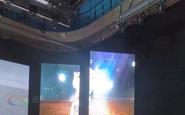 通用舞臺(tái)阻燃幕布為曲靖電視臺(tái)演播廳提供從系統(tǒng)設(shè)計(jì)、設(shè)備成套、安裝施工、系統(tǒng)調(diào)試及技術(shù)支持一體化服務(wù)