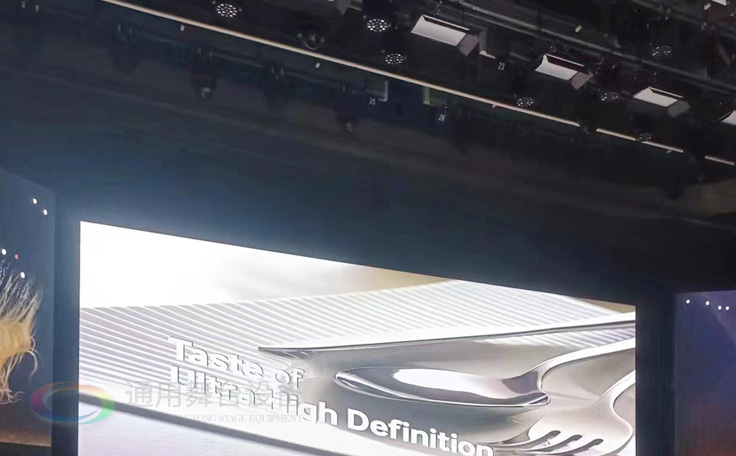 通用舞臺(tái)阻燃幕布為曲靖電視臺(tái)演播廳提供從系統(tǒng)設(shè)計(jì)、設(shè)備成套、安裝施工、系統(tǒng)調(diào)試及技術(shù)支持一體化服務(wù)