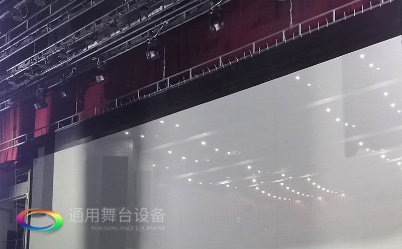 通用舞臺(tái)承建：南京曉莊學(xué)院報(bào)告廳舞臺(tái)項(xiàng)目（舞臺(tái)音響、舞臺(tái)燈光吊桿、舞臺(tái)幕布等）