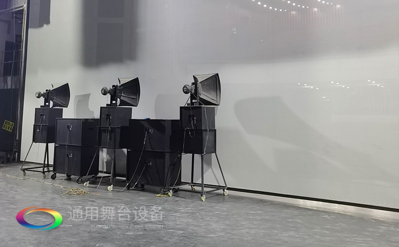 通用舞臺(tái)承建：南京曉莊學(xué)院報(bào)告廳舞臺(tái)項(xiàng)目（舞臺(tái)音響、舞臺(tái)燈光吊桿、舞臺(tái)幕布等）