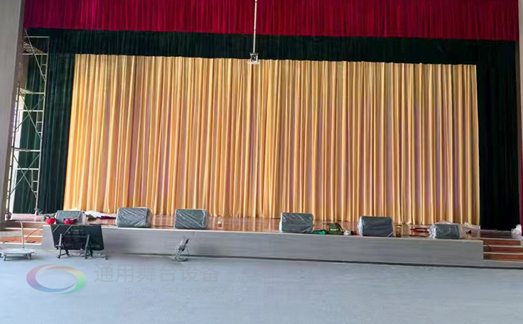 通用舞臺(tái)承建江蘇某學(xué)院報(bào)告廳項(xiàng)目，涵蓋舞臺(tái)燈光、電動(dòng)吊桿、阻燃幕布等核心設(shè)備的設(shè)計(jì)與安裝