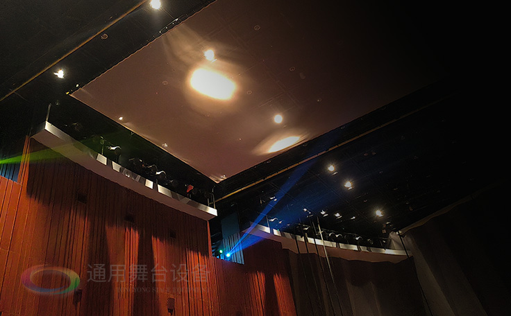 劇場(chǎng)舞臺(tái)升級(jí)，舞臺(tái)燈光、舞臺(tái)阻燃幕布煥新登場(chǎng)