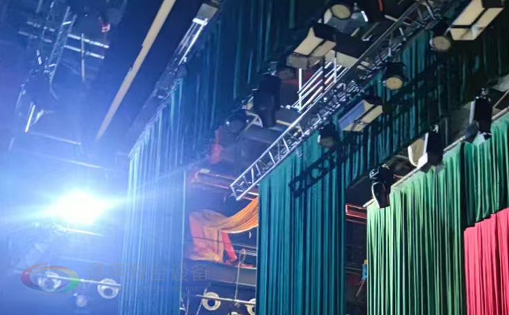 戴南文化藝術(shù)中心舞臺(tái)機(jī)械 舞臺(tái)吊桿 舞臺(tái)阻燃幕布項(xiàng)目 助力本地文化演出升級(jí)，為觀眾帶來(lái)更優(yōu)質(zhì)的視聽體驗(yàn)！