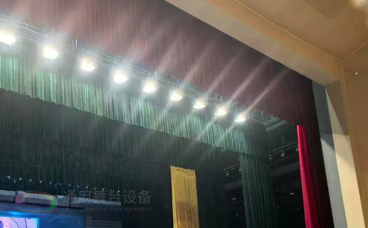 通用舞臺(tái)設(shè)備興化將軍路小學(xué)報(bào)告廳舞臺(tái)吊桿、舞臺(tái)阻燃幕布項(xiàng)目