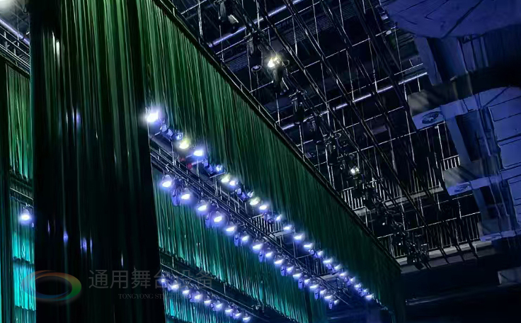 通用舞臺(tái)設(shè)備興化將軍路小學(xué)報(bào)告廳舞臺(tái)吊桿、舞臺(tái)阻燃幕布項(xiàng)目