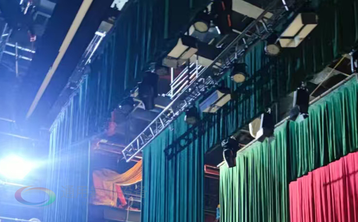 通用舞臺(tái)設(shè)備興化將軍路小學(xué)報(bào)告廳舞臺(tái)吊桿、舞臺(tái)阻燃幕布項(xiàng)目