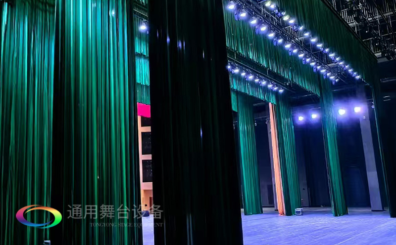 助力教育領(lǐng)域舞臺建設，推動校園文化發(fā)展！星海中學報告廳舞臺阻燃幕布建設項目