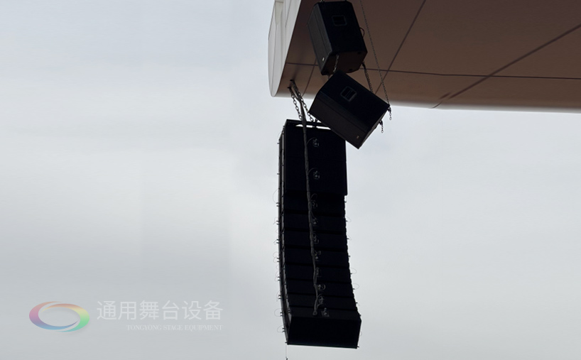 通用舞臺(tái)機(jī)械完成某高校體育場(chǎng)線陣列音箱、燈光等設(shè)備架設(shè) 提升大型活動(dòng)視聽體驗(yàn)