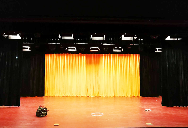 舞臺二、三道幕布